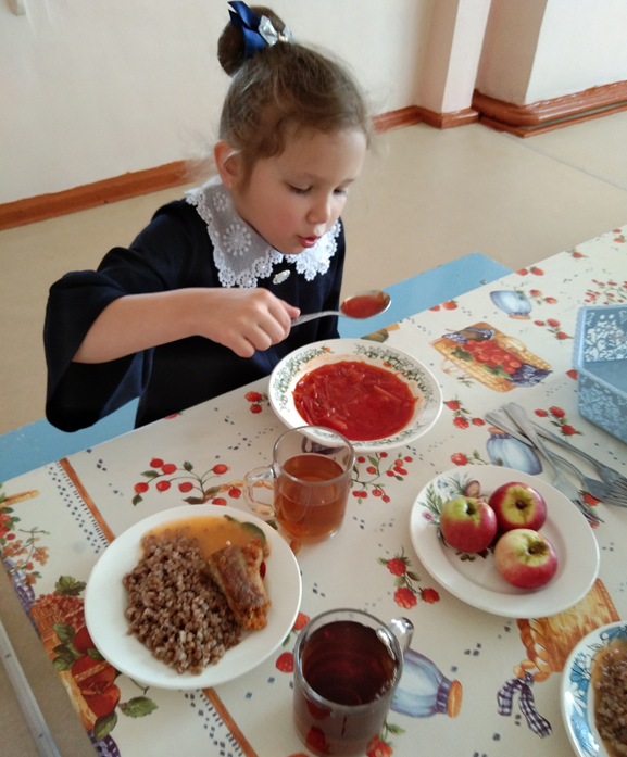 Меню в школьной столовой сбалансировано.